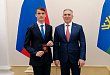 Школьнику из Туртаса Ивану Лукьяненко вручил паспорт губернатор Александр Моор Школьнику из Туртаса Ивану Лукьяненко вручил паспорт губернатор Александр Моор